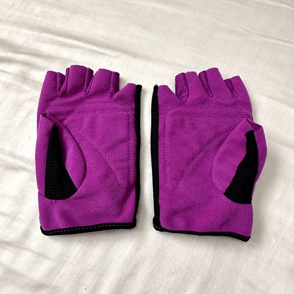 Nike Womens Fundamental Training Fitness Gloves Size M in Black/Bold Berry NWOT - Picture 3 of 3